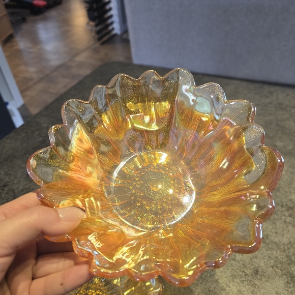 Set of two vintage Indiana Glass "Sunflower" Carnival Glass bowls - Picture 8 of 11